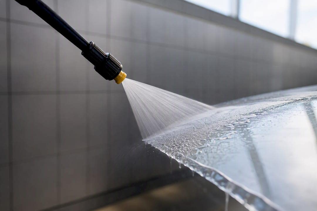 Fan spray rinsing a PPF film edge